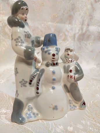 Статуэтка серия Зимний Дворик Мама и сын лепят снеговика.