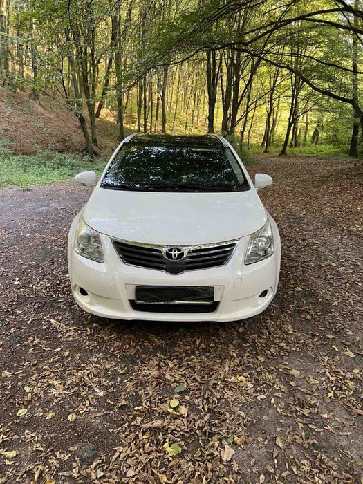 Продам гарний автомобіль Tayota avensis