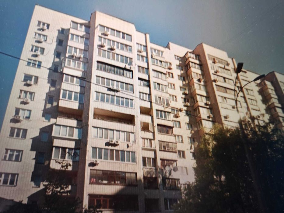 Продаю 4-х комнатную, Киев, ул. Гончара 62 (министерский дом)