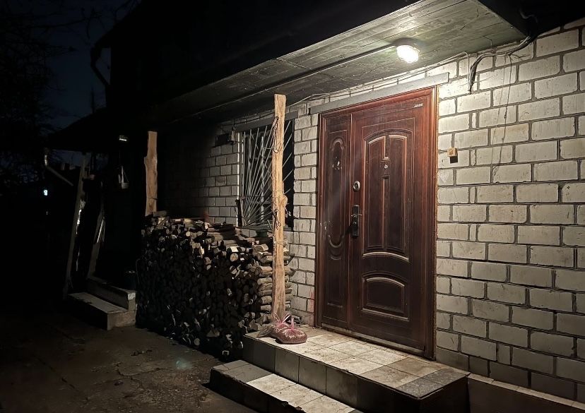 Продається окремий будинок в пригороді.