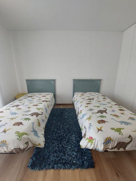 Camas de solteiro com colchão ortopédico + mesinha de cabeceira