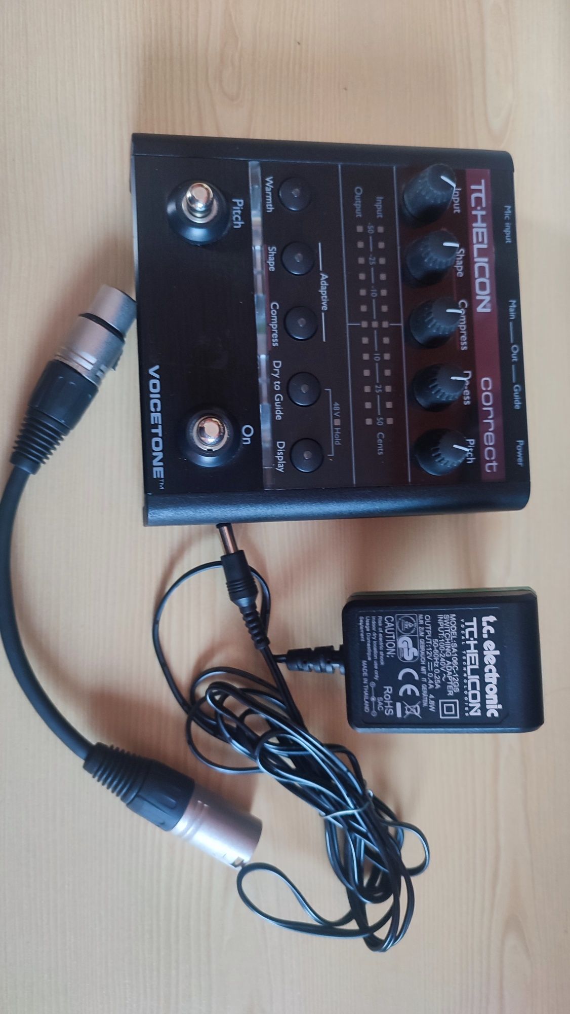 Procesor wokalny, efekt TC Helicon Correct Voicetone + akcesoria