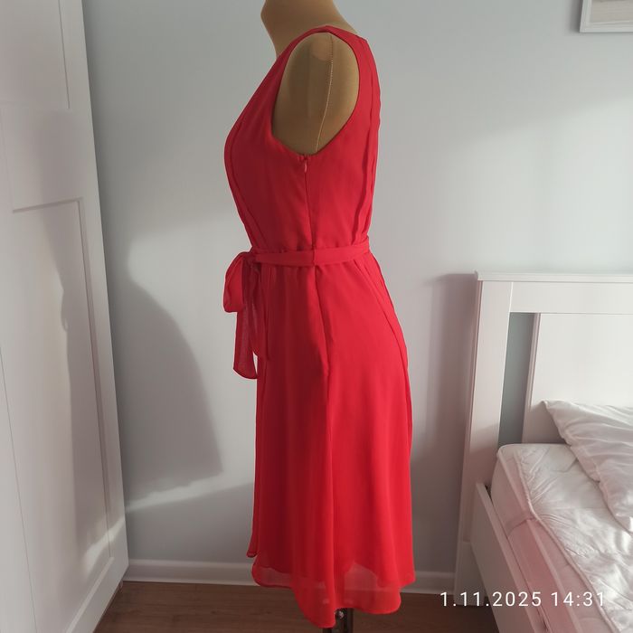 Czerwona marszczona sukienka wiązana w pasie S