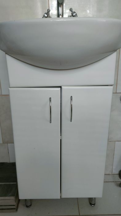 Тумба з умивальником і змішувачем.