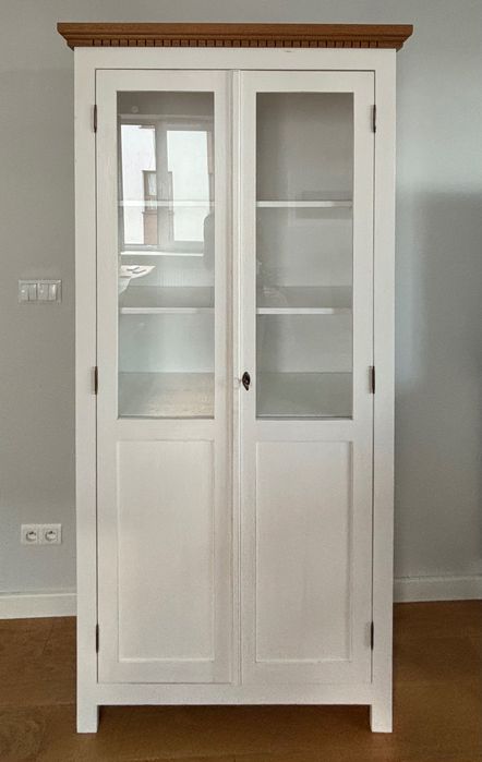 Drewniana witryna w stylu prowansalskim