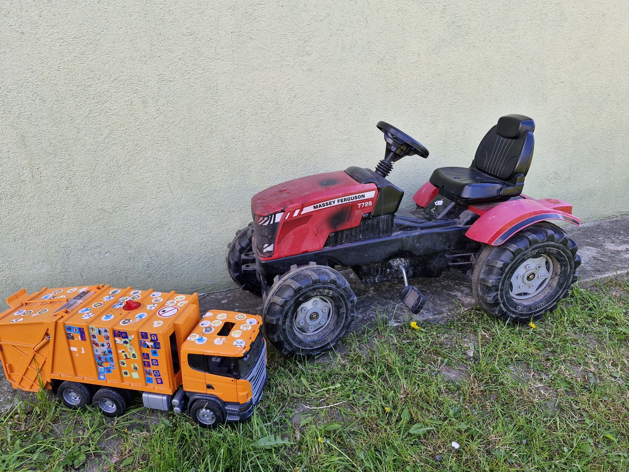 Traktor Ferguson dla dzieci z pedałami, gratis śmieciarka Bruder