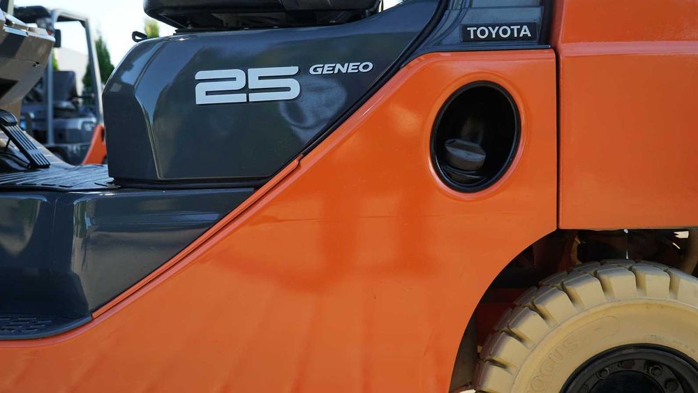 2500 kg, benzyna (!) + LPG , wagi, japoński wózek Toyota 02-8FG25