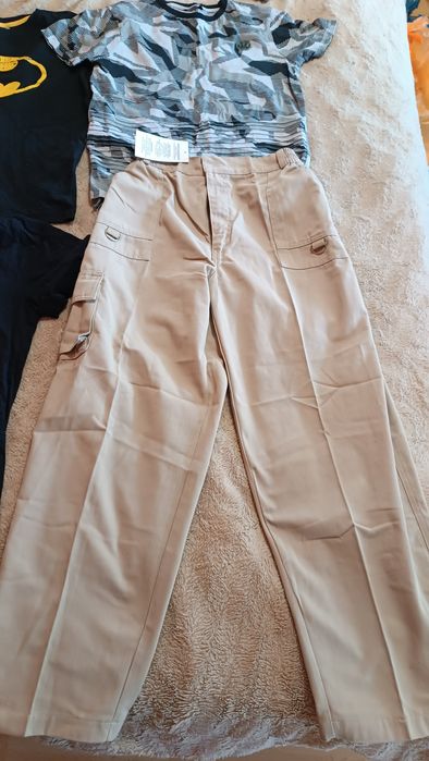 Nowe spodnie +3 koszulki rozmiar 152.