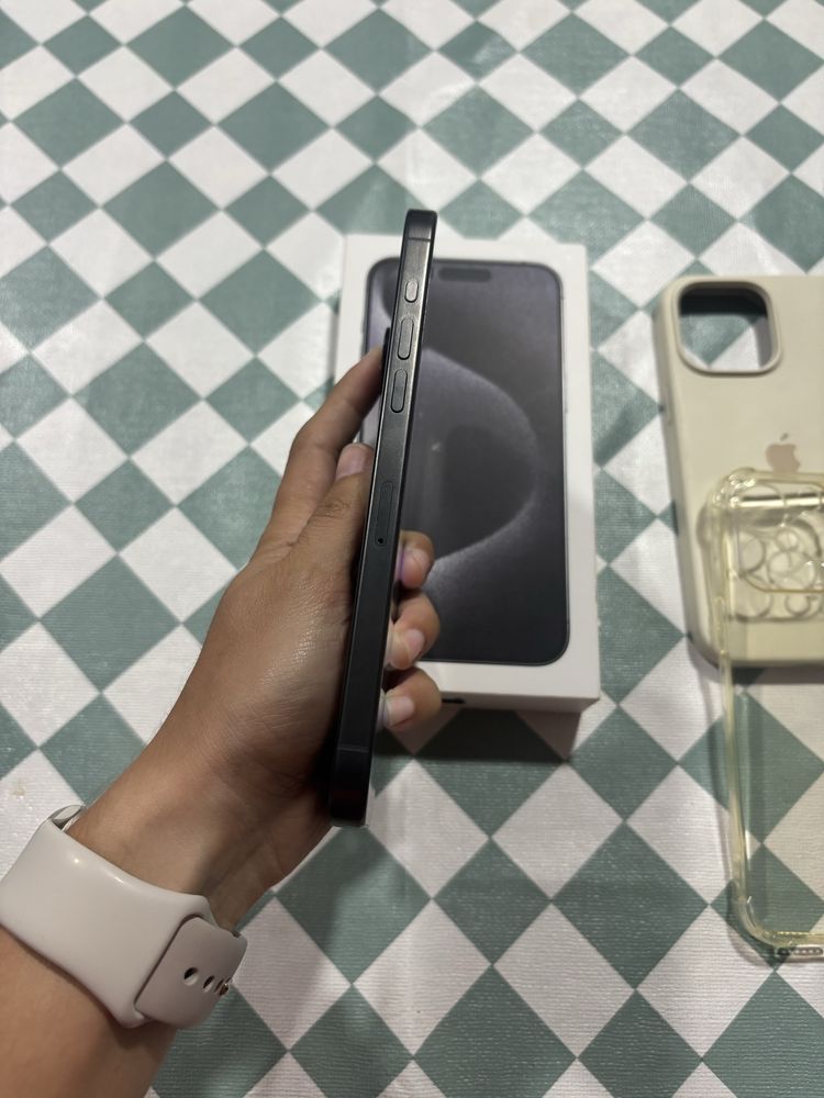 iPhone 15 Pro Max - 256GB (COMO NOVO)