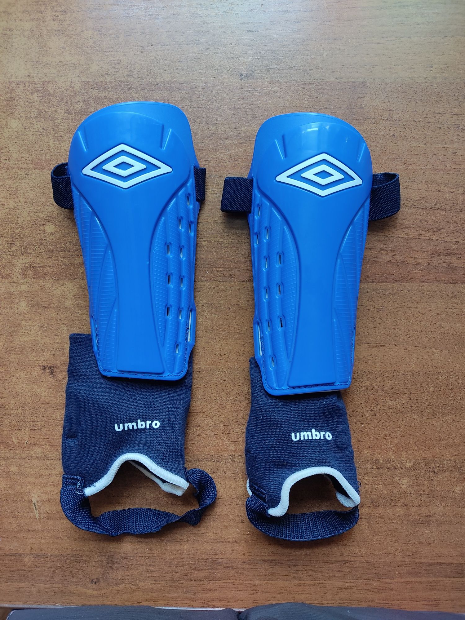 Щитки футбольные Umbro