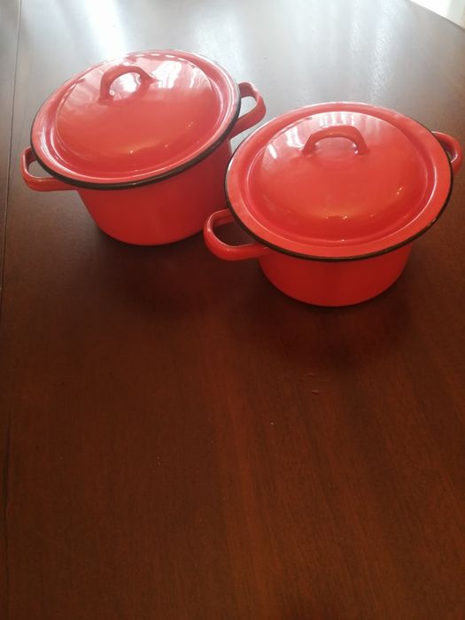 Tachos vermelhos em esmalte, vintage.