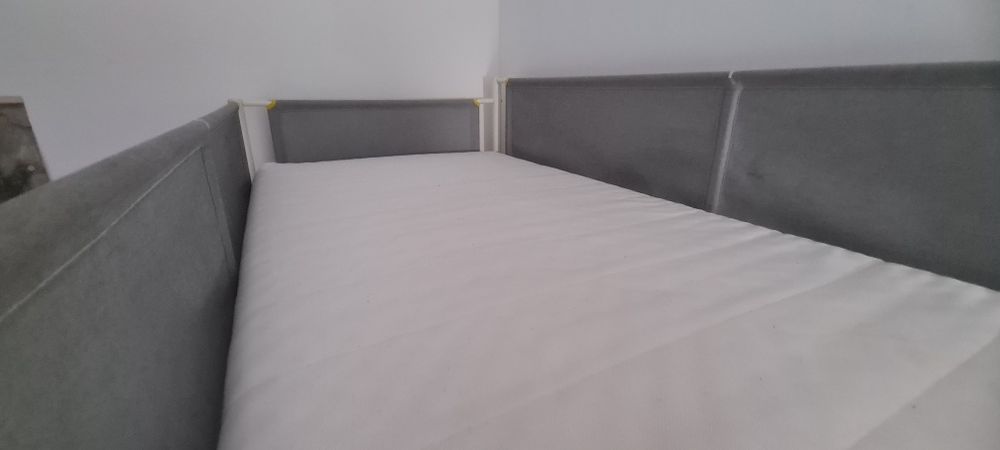 Excelente cama Ikea em altura de 207 x 90 com colchão e escrivaninha