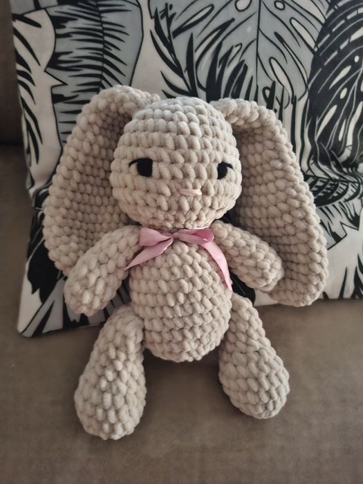 Zajączek beżowy maskotka dla dzieci na szydełku