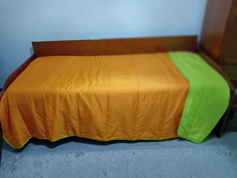 Cama com alçado e colchão
