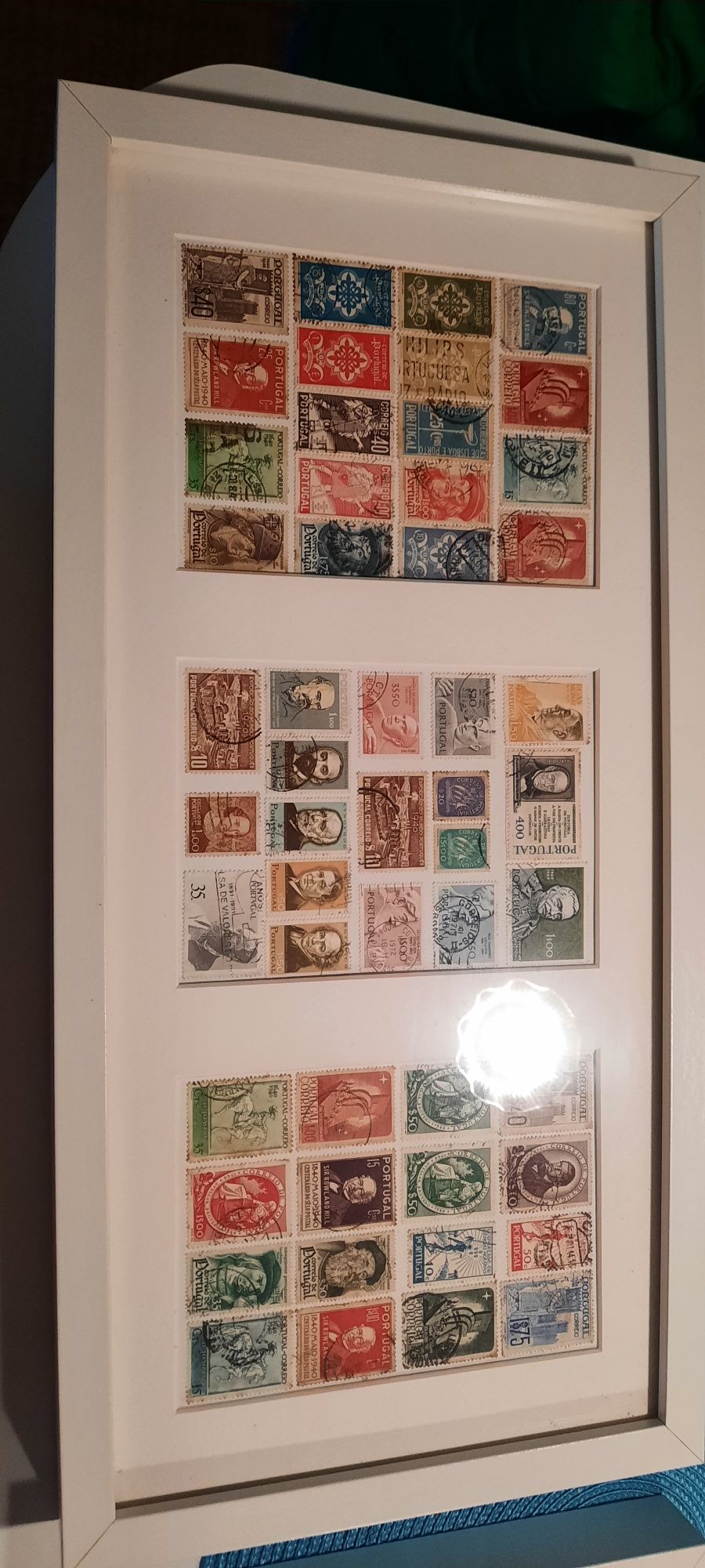 3 quadros com selos antigos