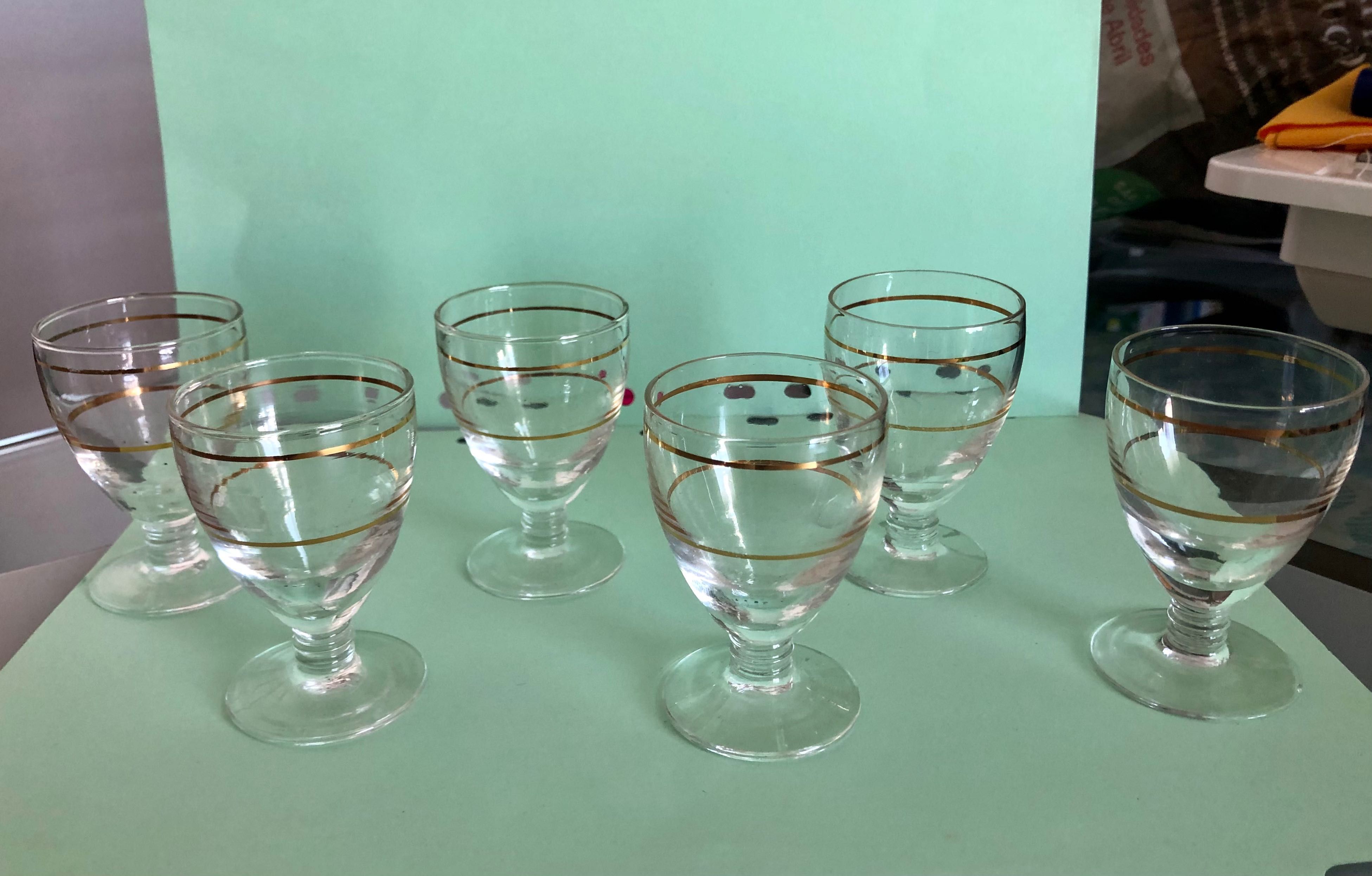 Elegantes cálices antigos para licor