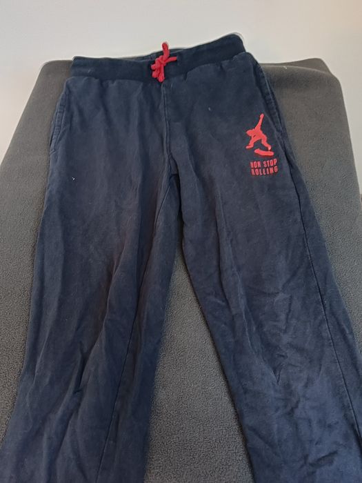 Spodnie dresowe r. 146