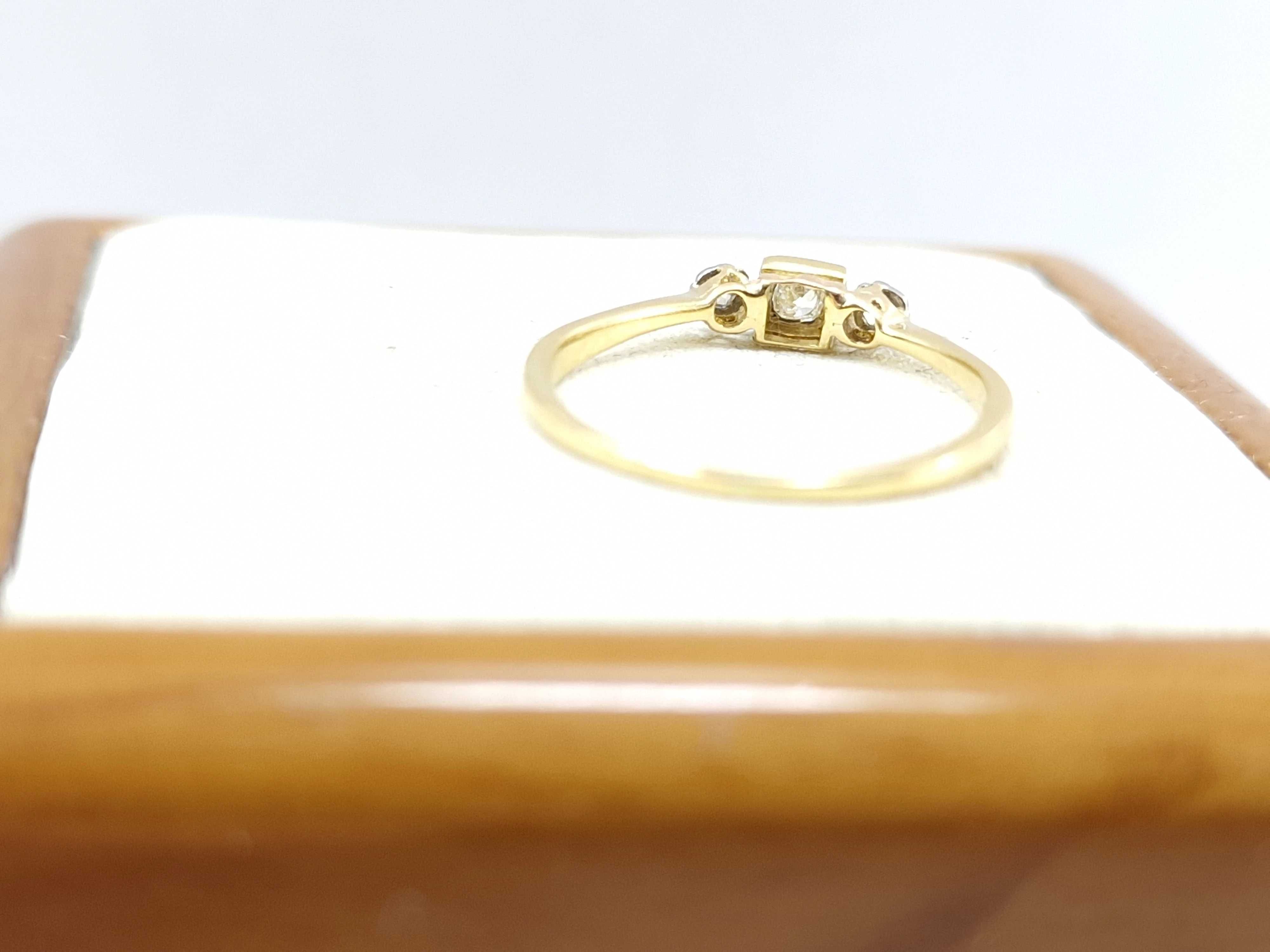 Piękny złoty pierścionek 3 brylanty 0,06 CT P750 R11 1,48G