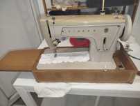 Máquina de costura Singer com base de madeira