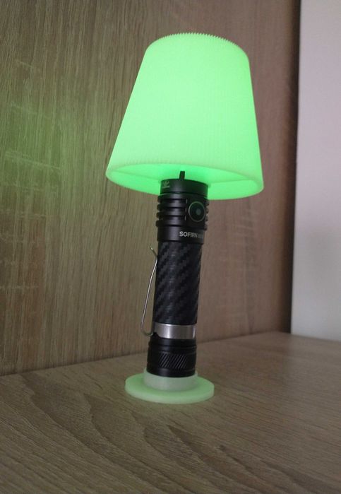 Latarka, lampka nocna z abażurem.