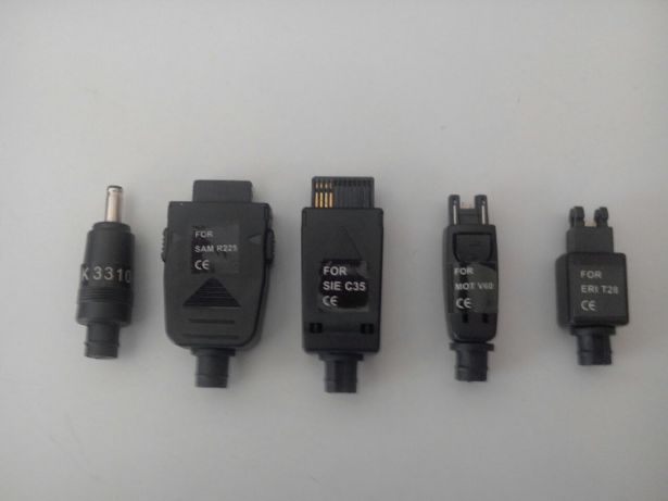 Carregador com 5 adaptadores para telemóveis