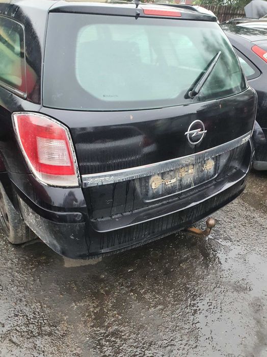 Szyba klapy bagaznika Opel Astra H kombi
