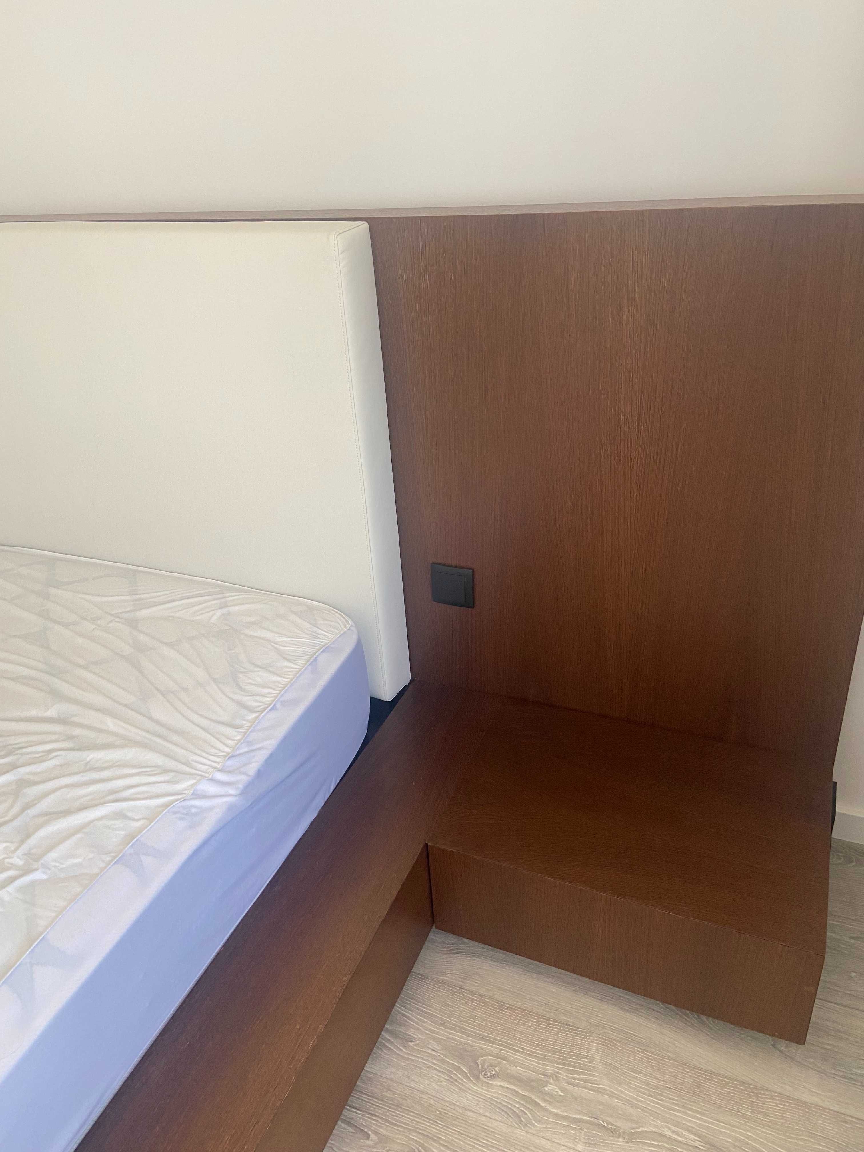 Cama sem colchão com mesas de cabeceira incorporadas