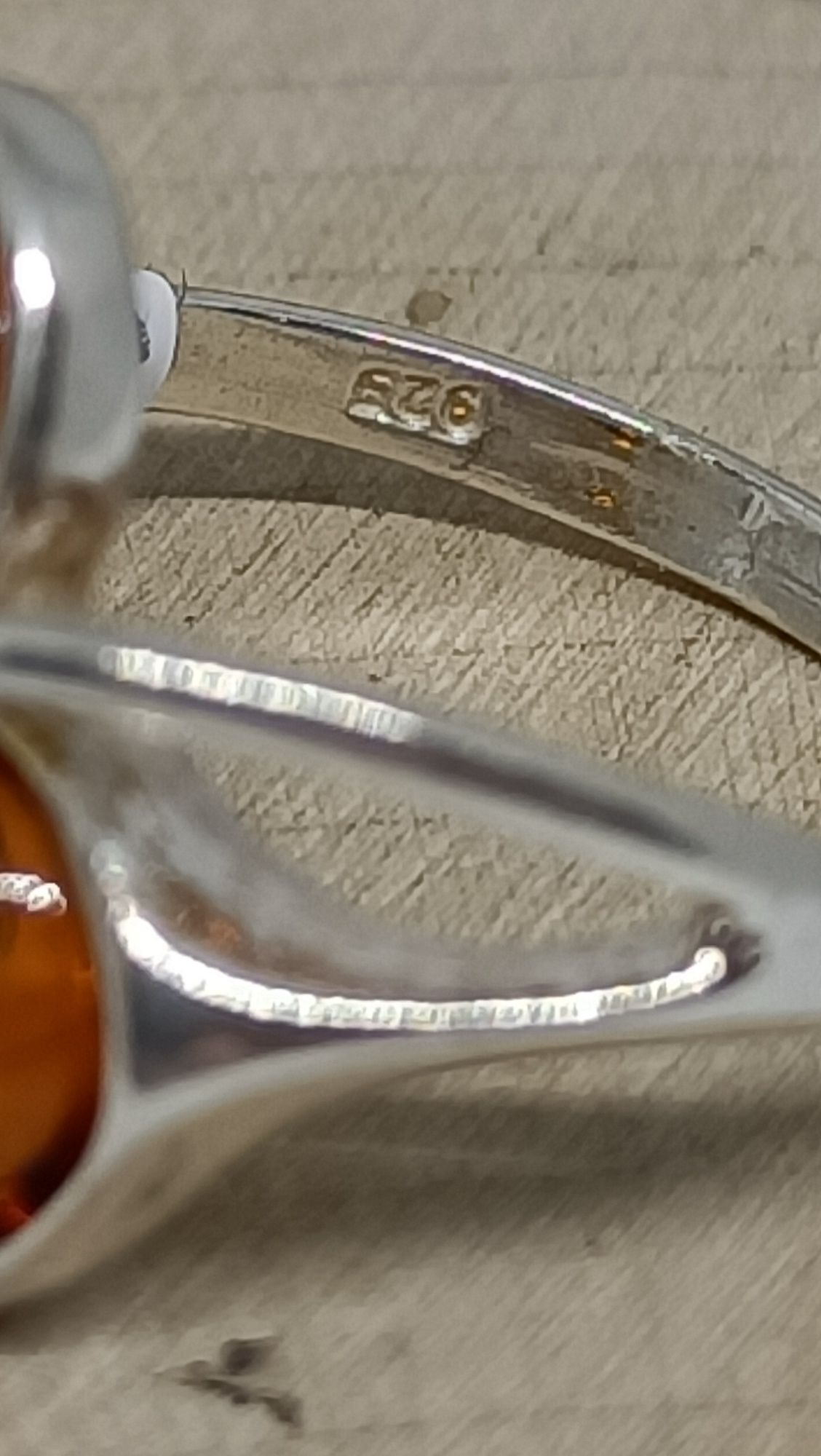 Piękny pierścionek ze srebra z bursztynem, srebro 925