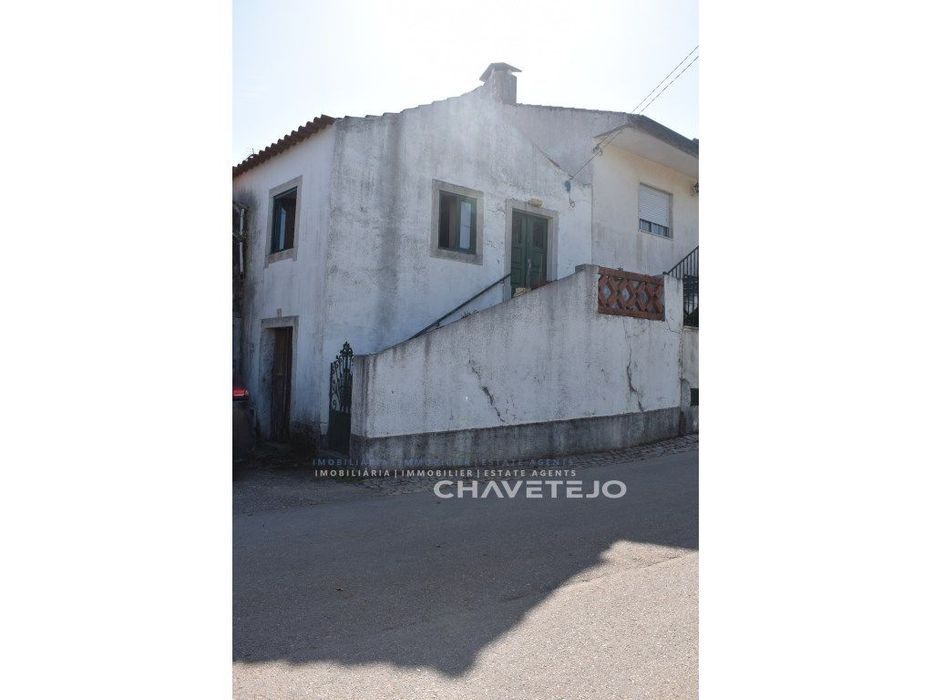 Casa De Aldeia Com Três Quartos, Varanda E Pátio