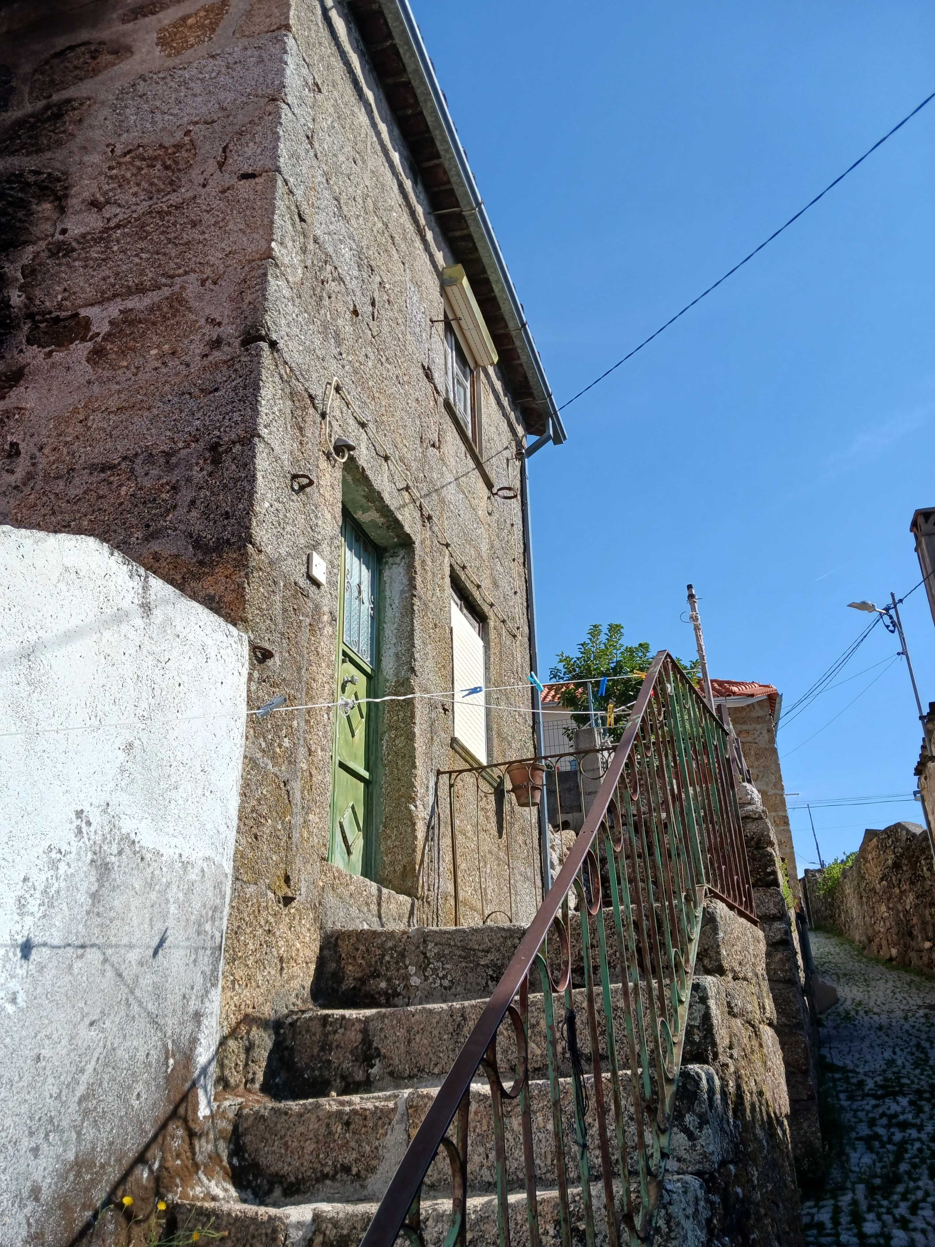 Casa em pedra para restauro na vila de Gonçalo - Guarda