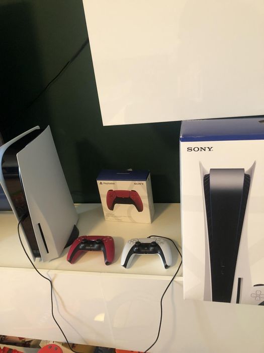 Konsola PlayStation 5 z 2 padami