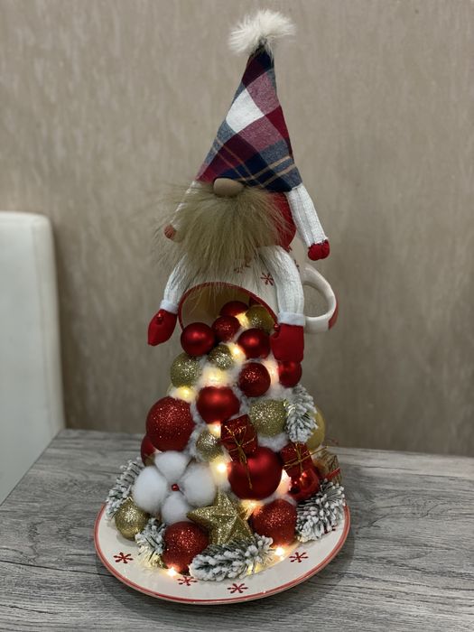 Новорічна композиція з гномом ручної роботи