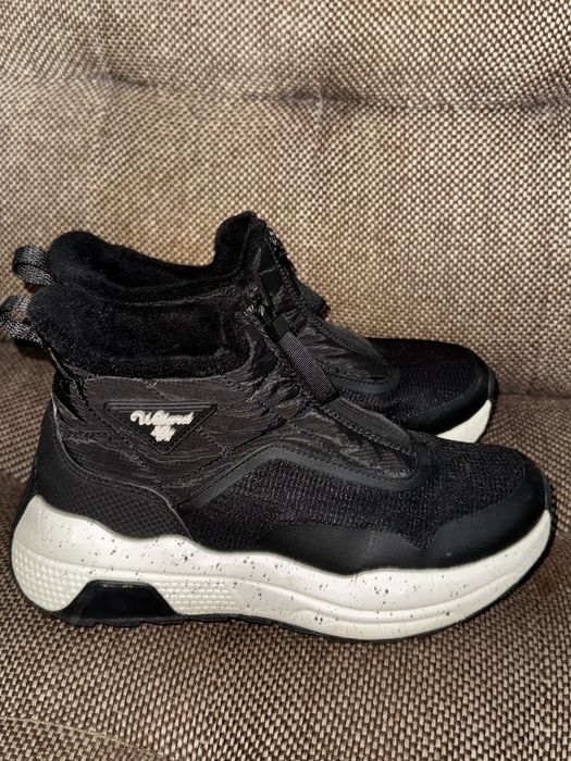 Зимове взуття жіноче