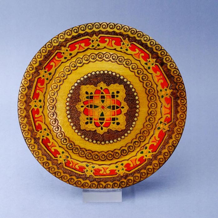 bałkany zdobiony talerzyk drewniany ozdoba naścienna folk styl ludowy