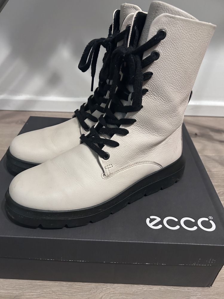 Białe botki Ecco