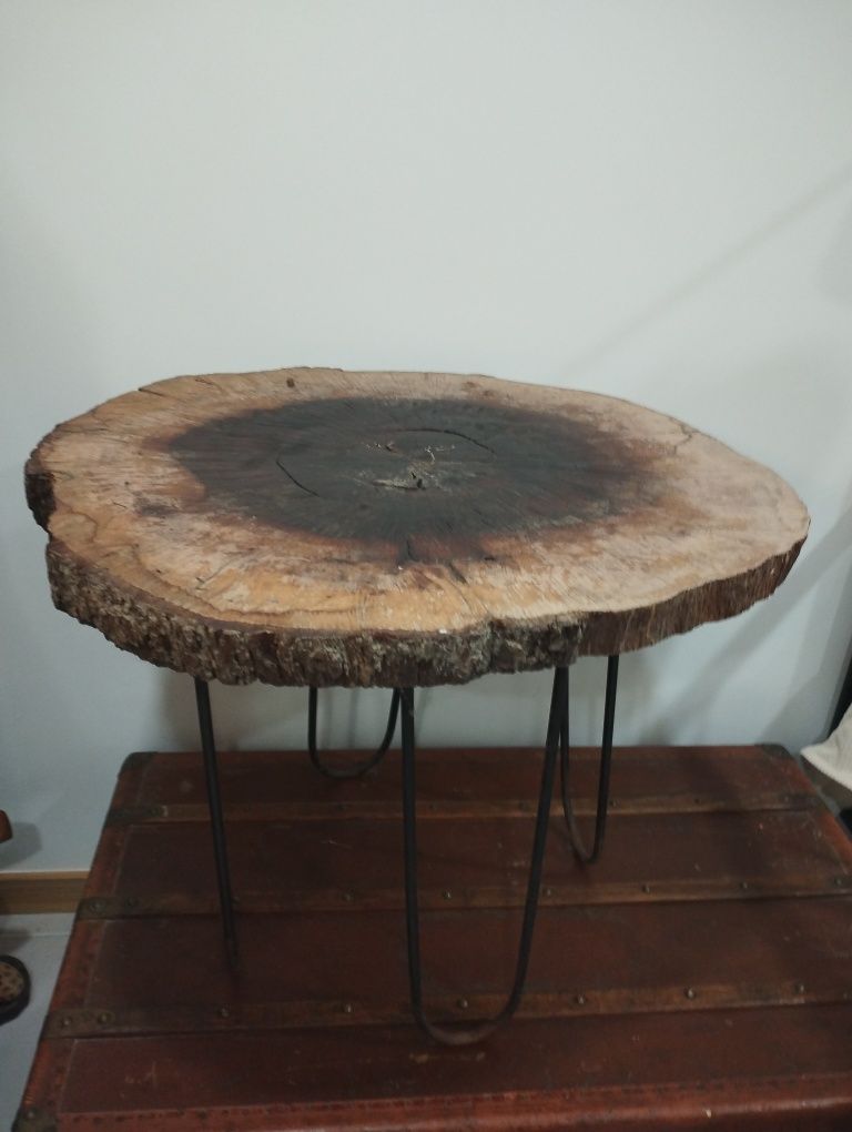 Mesa auxiliar ou de centro de madeira artesanal