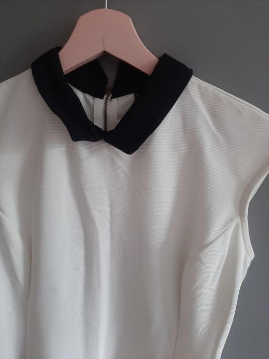 Biała sukienka z czarnym kołnierzykiem