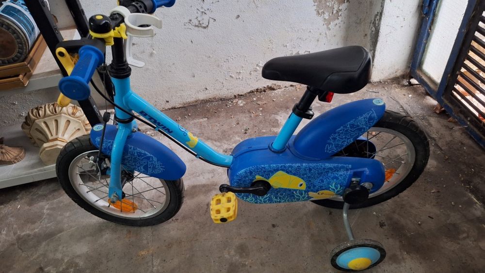Bicicleta Crianca em Bom estado b'twin com rodas aprendizagem