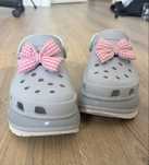 Crocs classic mega clush сірі з джибітсами