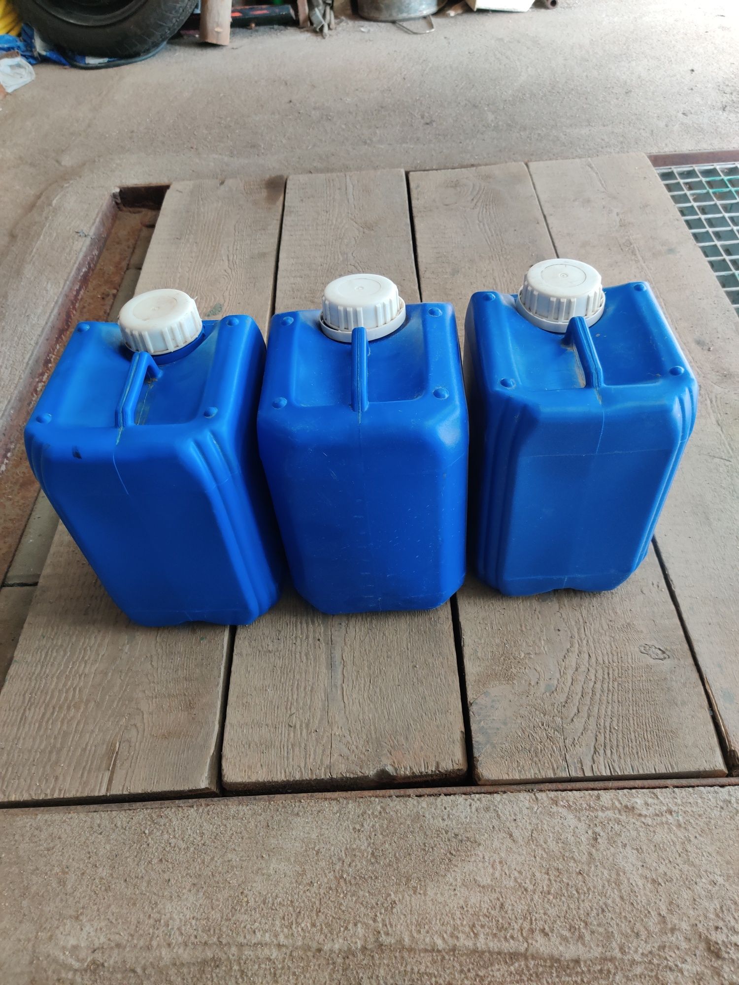 Sprzedam pojemniki plastikowe 5l