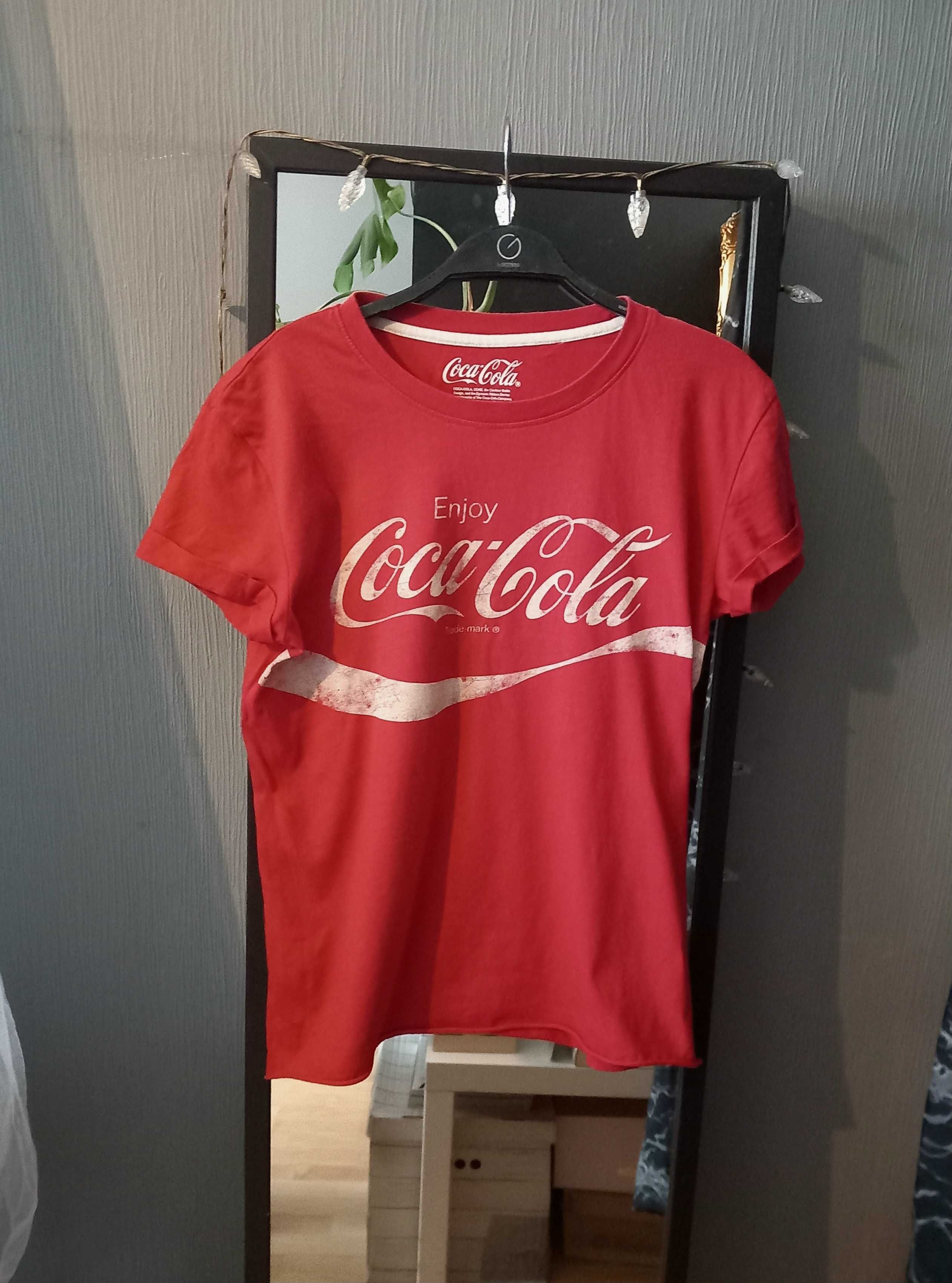Czerwony T-shirt z kolekcji Coca Cola z efektem zużycia