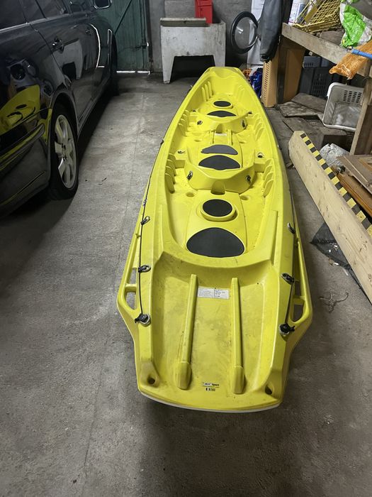 Kayak com pagaias e coletes