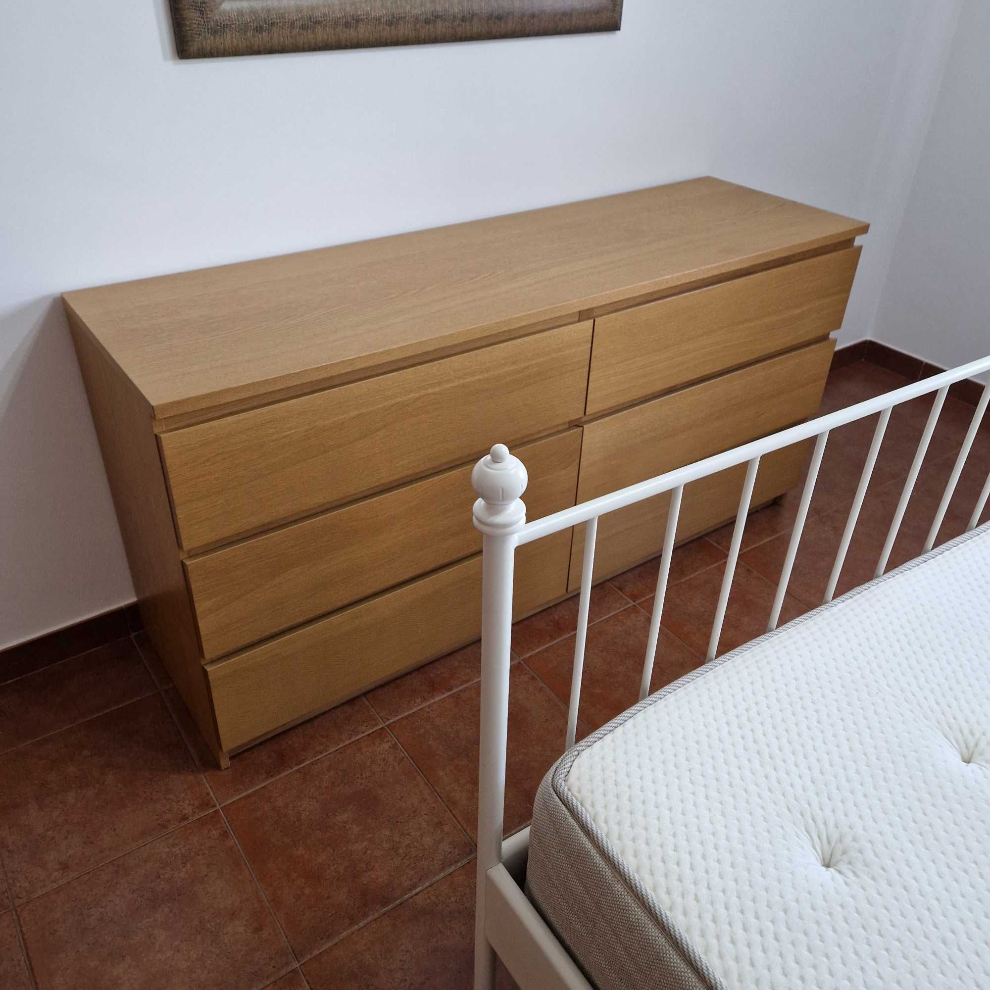 Quarto de casal em razoável estado de conservação,  bom preço