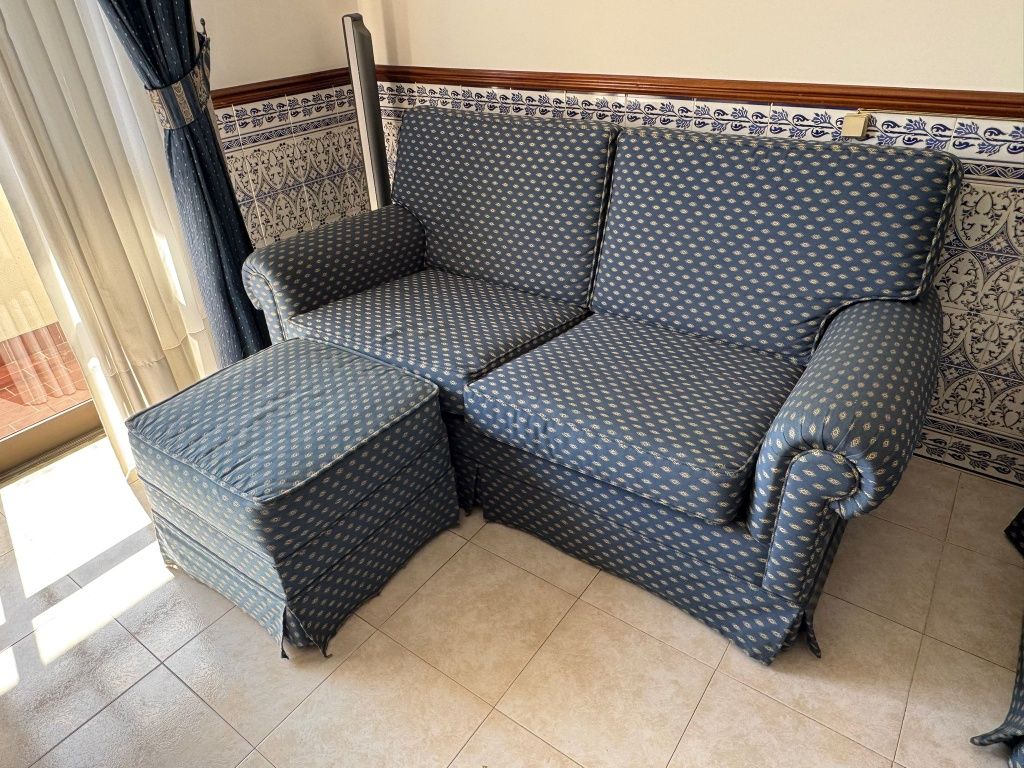 Sofá cama com apoio para os pés