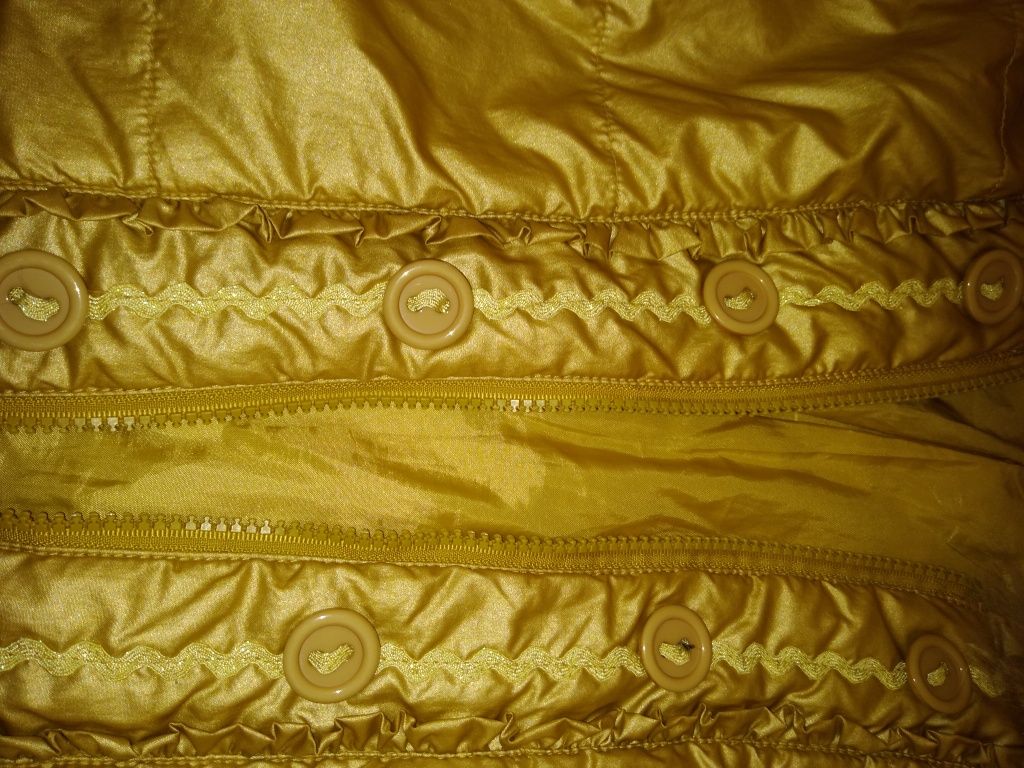 Kamizelka złota z kapturem obszytym ładnym futerkiem