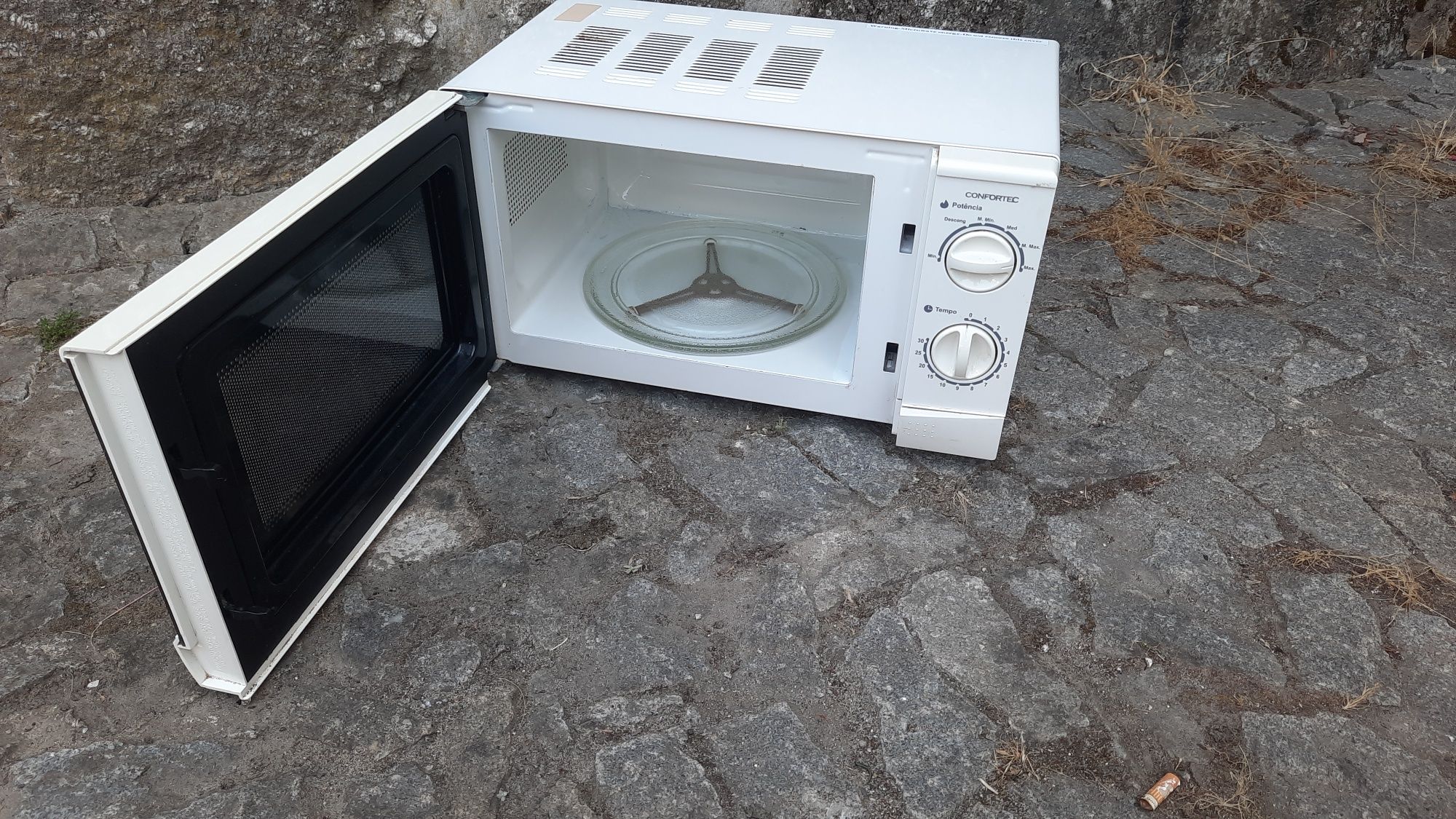 Microondas a funcionar perfeitamente