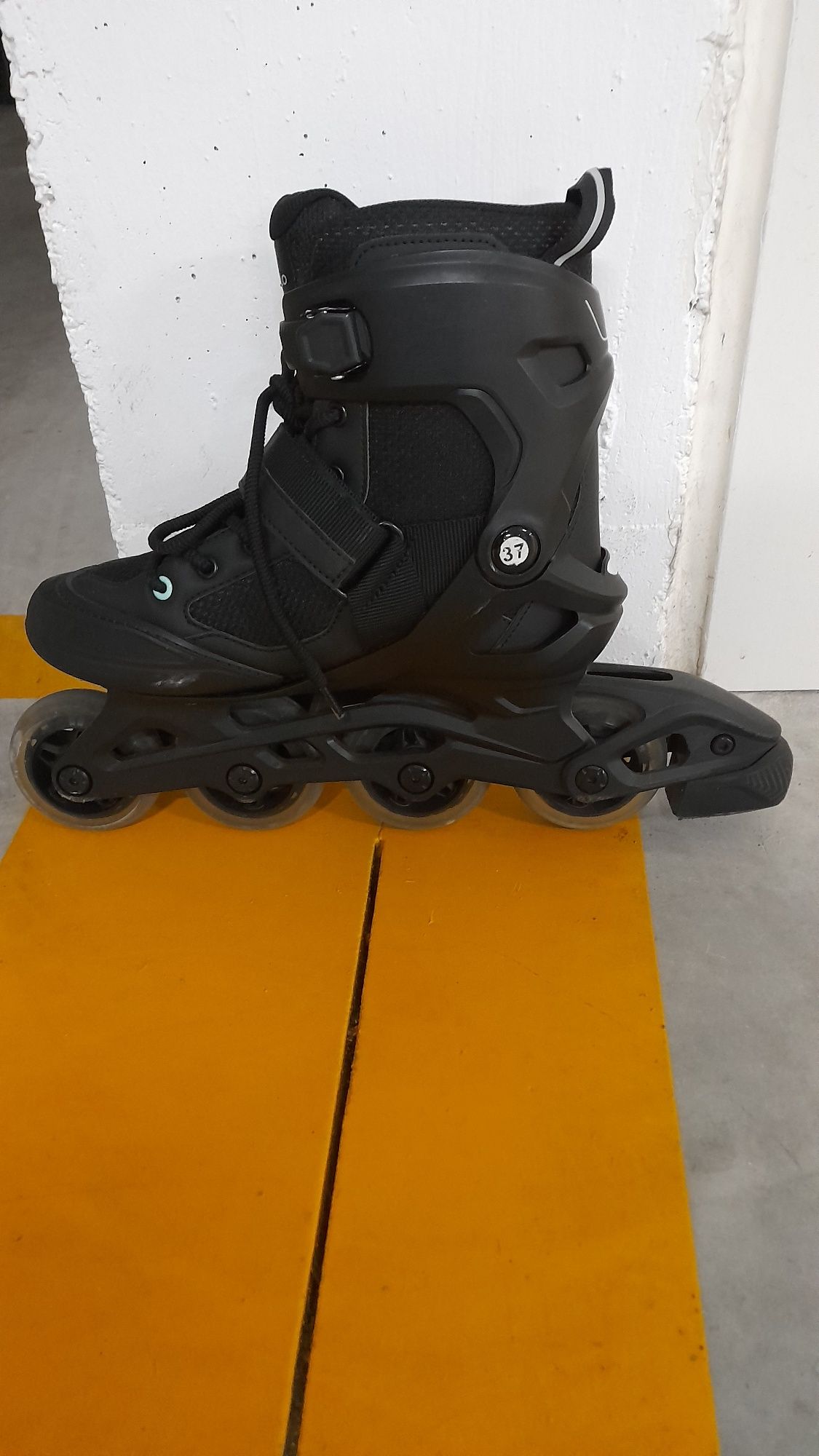 Patins em linha pretos, em muito bom estado
