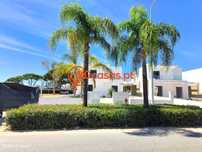 Moradia T3 com piscina em Quarteira, Algarve
