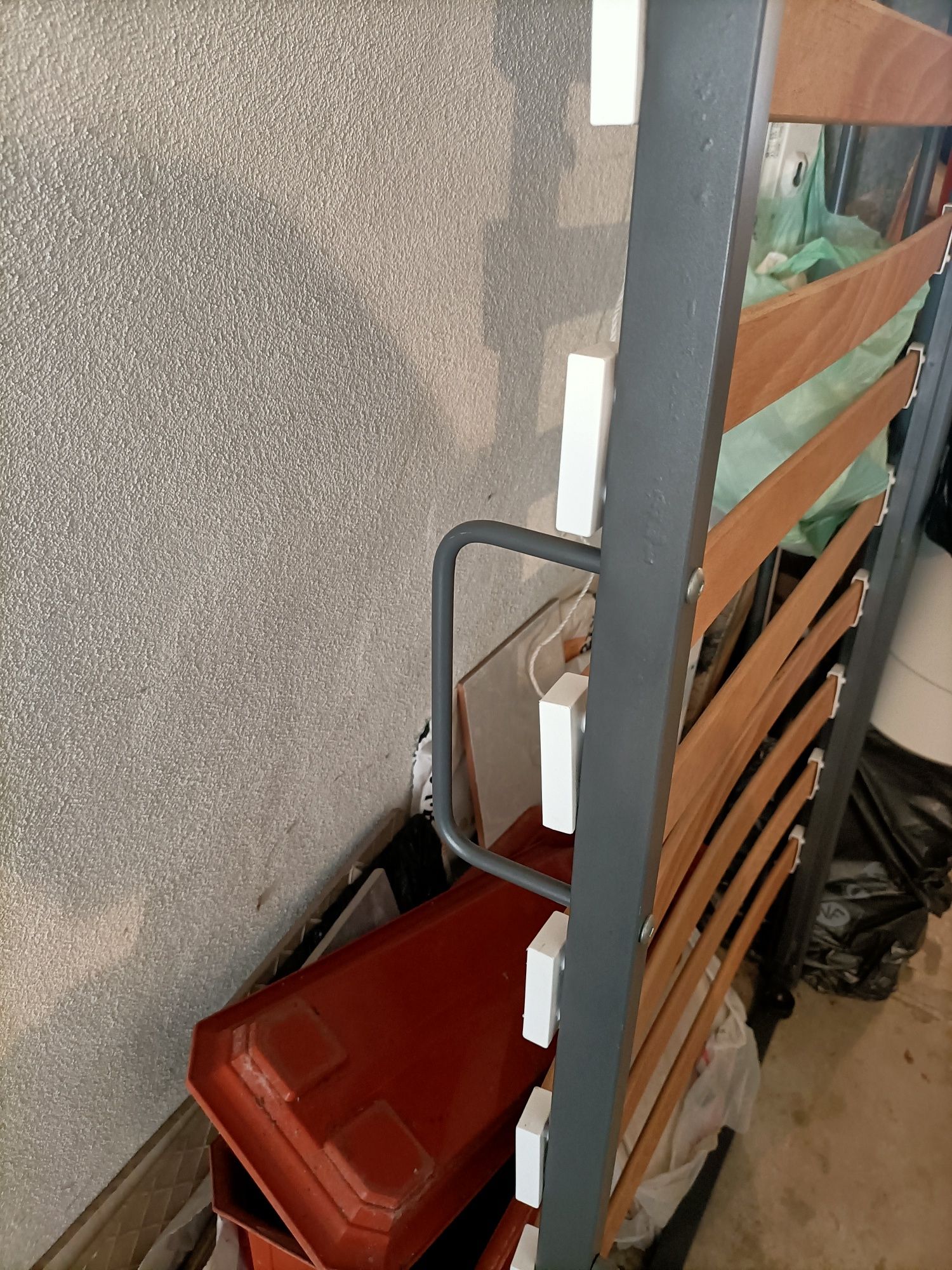Estrado de cama com rodas