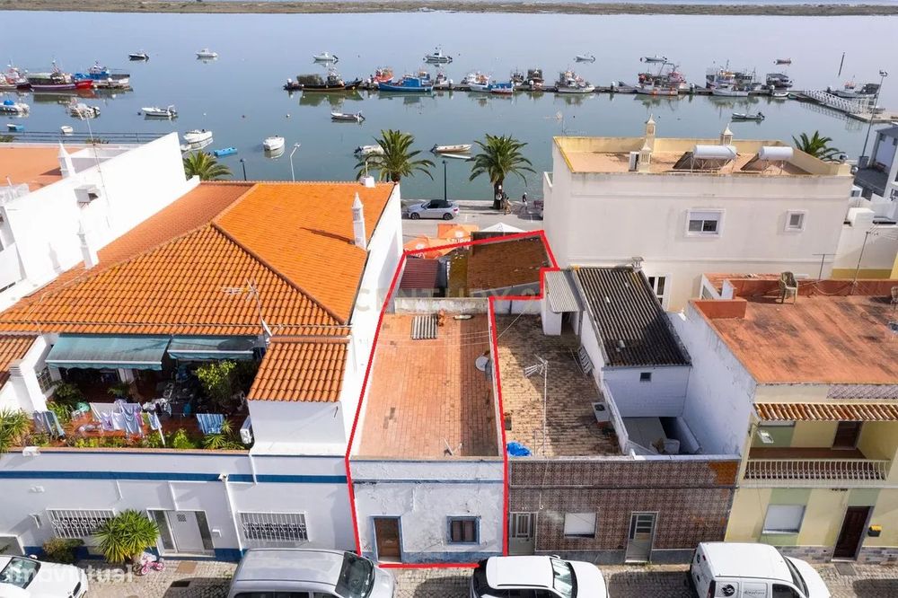 Moradia com 2 utilizações independentes- habitação e comércio